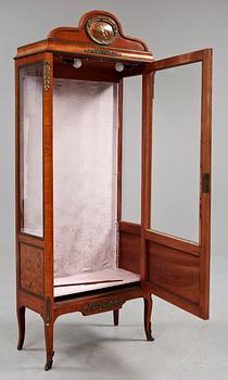 VITRINSKÅP, Louis XVI-stil, 1900-tal.