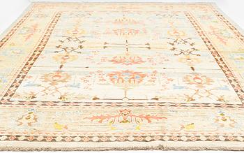 A Sultanabad/Ushak design carpet, c. 488 x 354 cm.