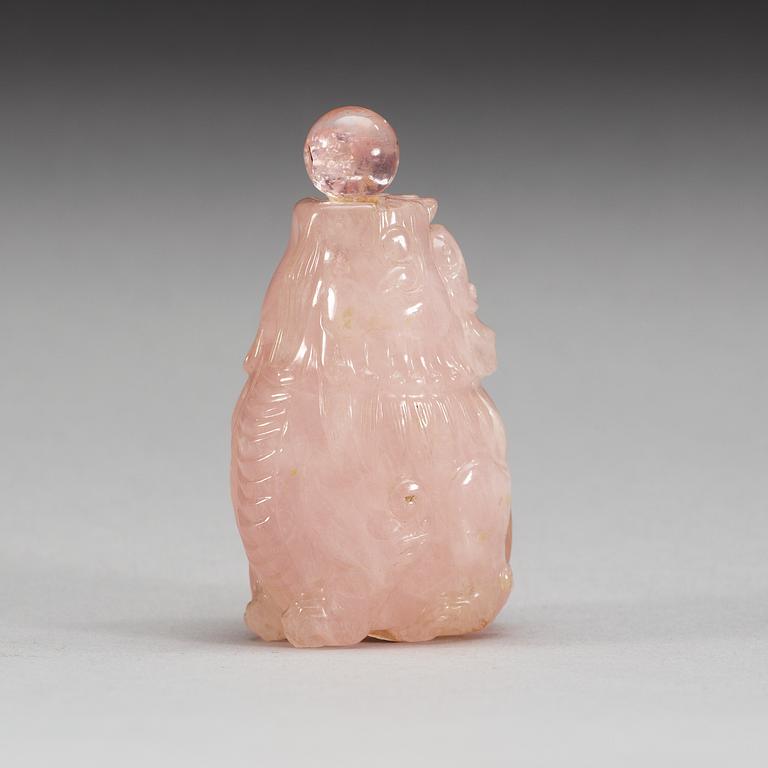 A rose quartz snuff buttle, first half of 20th Century.