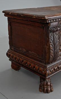 CASSONE, Italien, delvis 1600-tal.