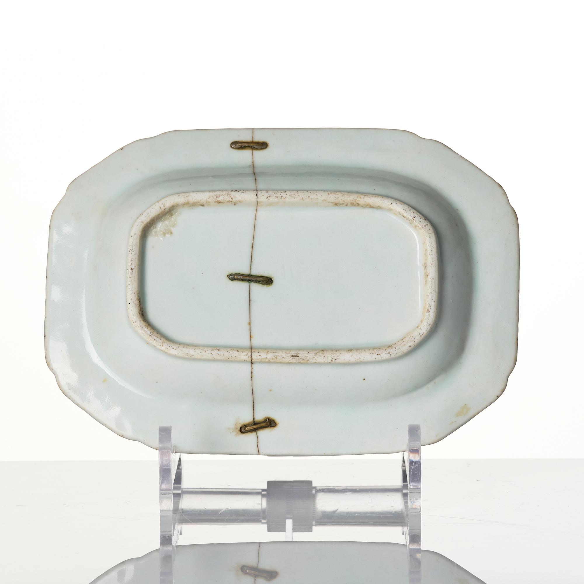 A Chinese blue and white porcelain service, 16 pieces, Qing dynasty, Qianlong (1736-95).