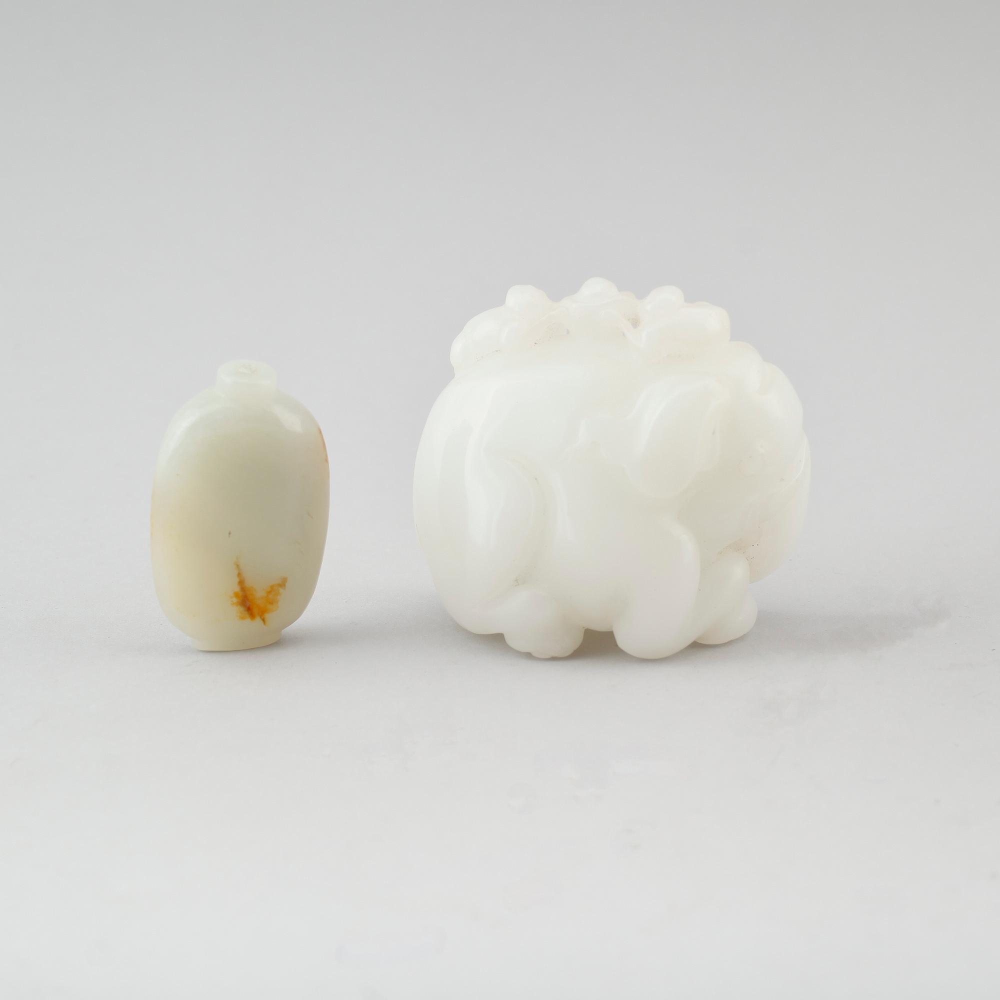 FIGUR OCH SNUSFLASKA, nefrit, 1900-/2000-tal.