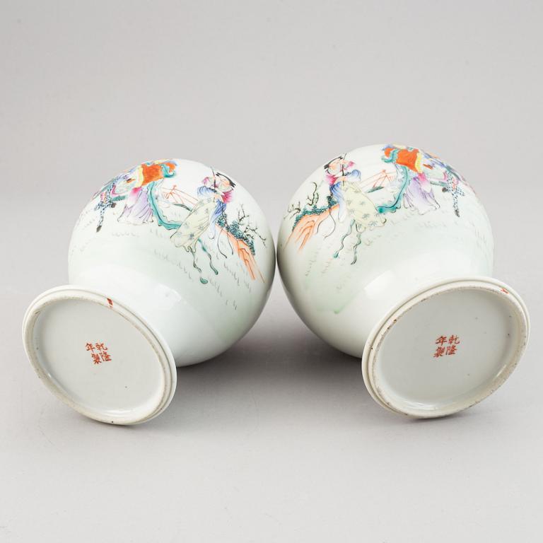 A set of 7 Chinese vases, 20th Century.