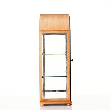 Josef Frank, vitrinskåp, modell 2070, Firma Svenskt Tenn, sannolikt 1950-tal.