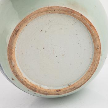 Bojan med lock samt bordslampa/vas, porslin, Qingdynastin, Kina, 1800-tal.