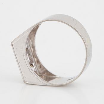 KLACKRING, vitguld med carréslipade diamanter.