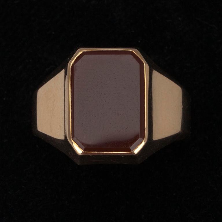 KLACKRING, guld 14K med karneol, N. Westerback, Helsingfors 1961. Vikt 5,9 g.