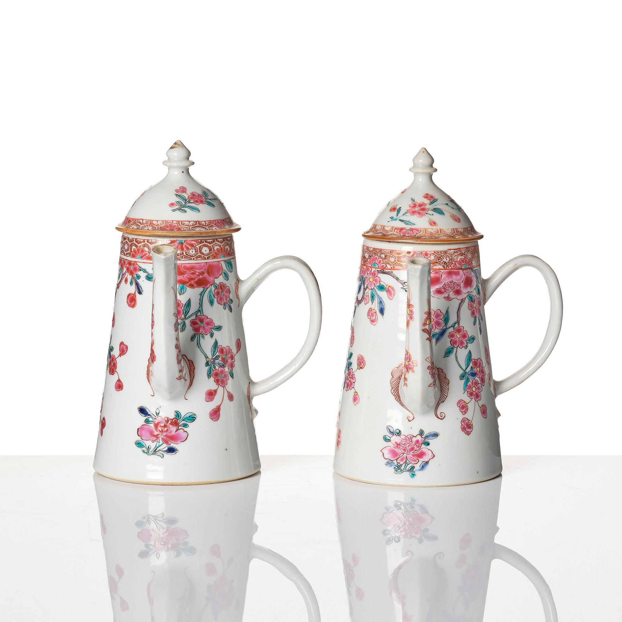 Kaffekannor med lock, ett par, porslin. Qingdynastin, Qianlong (1736-95).