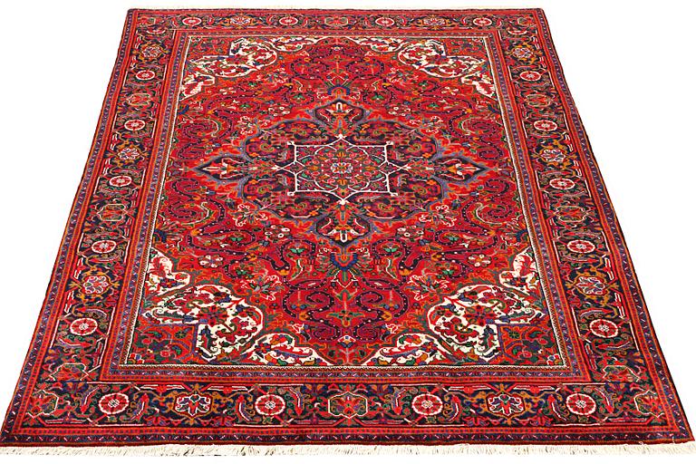 A Heriz carpet, c. 303 x 203 cm.