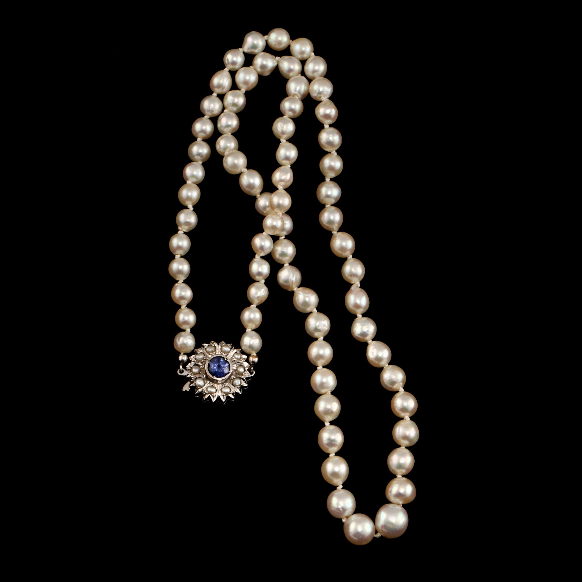 PÄRLCOLLIER, odlade pärlor med lås i 18k vitguld med 10 odlade pärlor och fasettslipad blå safir.