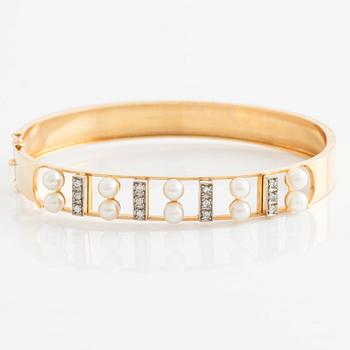 Gold bangle with pearls and octagon-cut diamonds.
