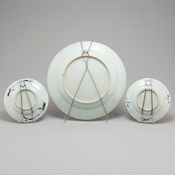 FAT samt TALLRIKAR, ett par, kompaniporslin. Qingdynastin, Qianlong (1736-95).