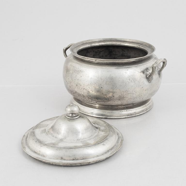 A pewter dish with cover, 19th century.