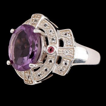 RING, sterlingsilver, ametist ca 4.50 ct, vita safirer samt rosa turmaliner.