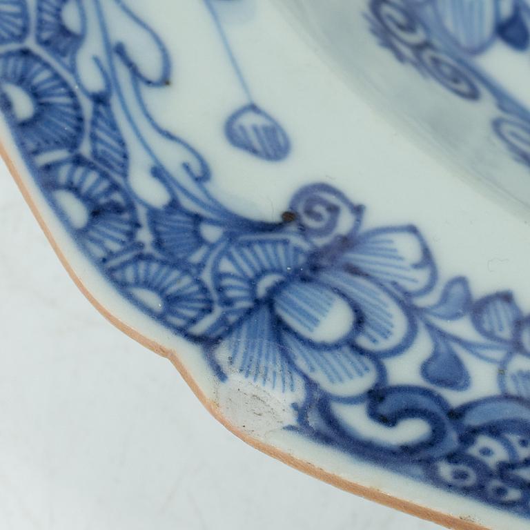 Stekfat samt tre tallrikar, kompaniporslin, Kina, Qingdynastin, 1700-tal.