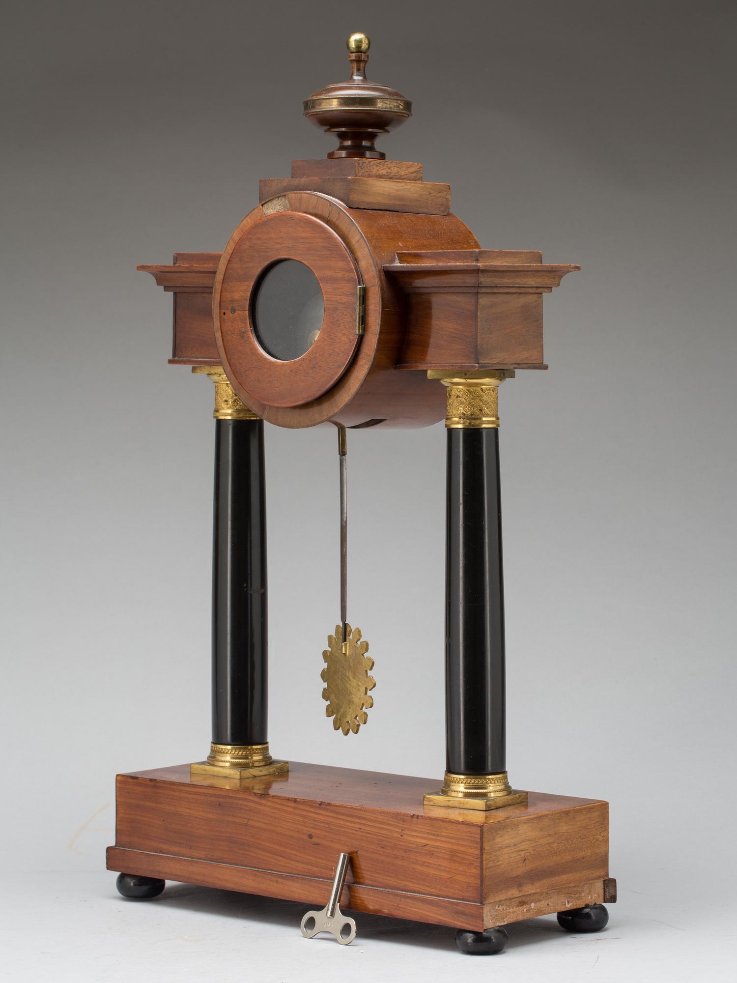 BORDSPENDYL. Urtavla märkt "Kristensen? Kiobenhavn". Empire,1800-talets första del.