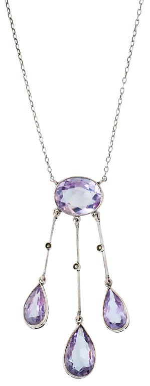 AN AMETHYST NECKLACE.