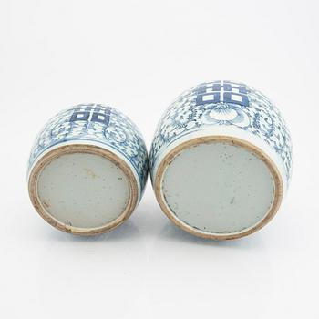 A set of two Chinese porcelan jars with lid 19th/20th century.