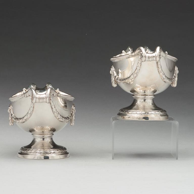 John Parker & Edward Wakelin, såsskålar, ett par, silver, London 1768.