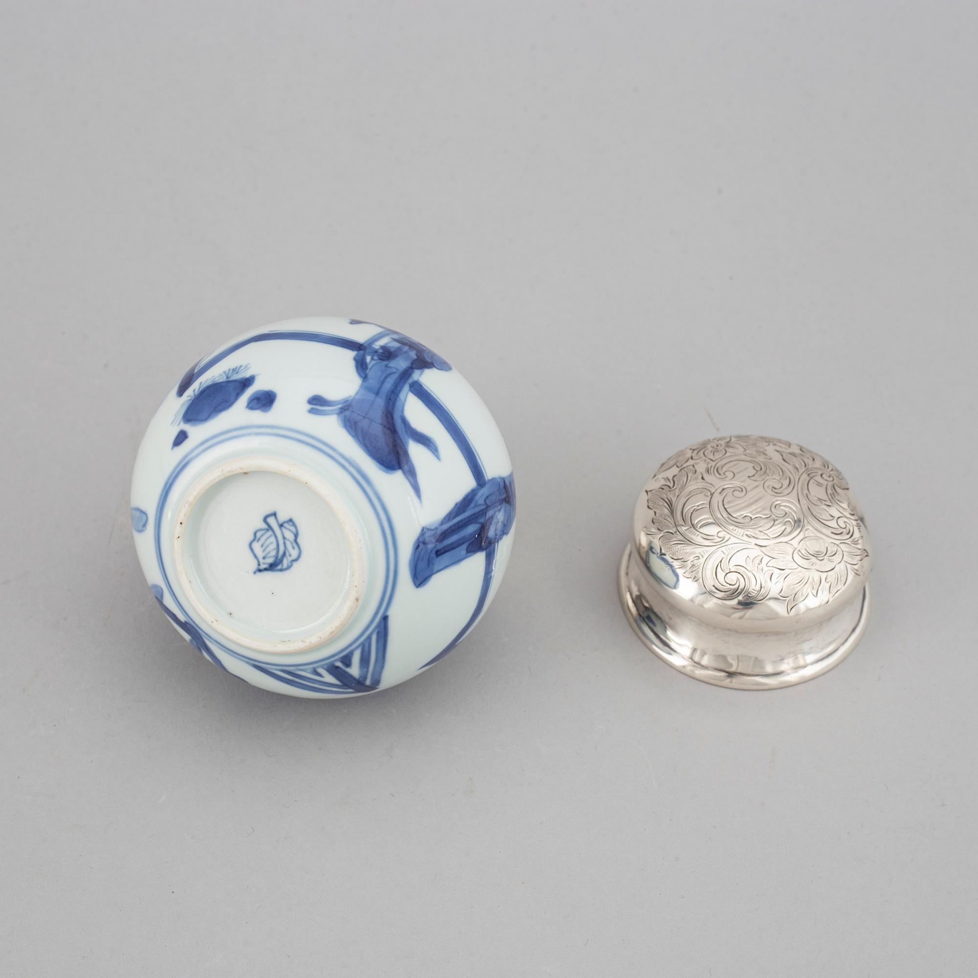 A blue and white tea caddy, Qing dynasty, Kangxi (1662-1722).