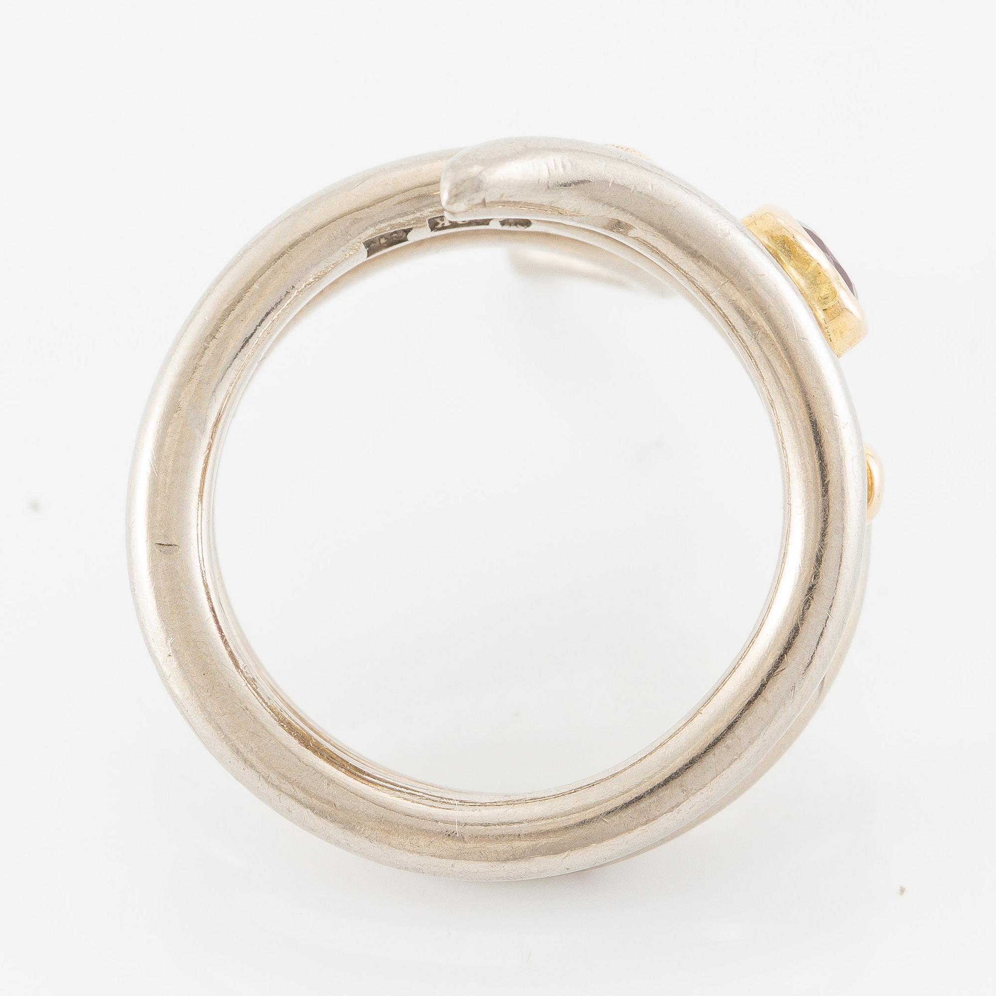 Ring, 18K gold with heart-shaped ruby.