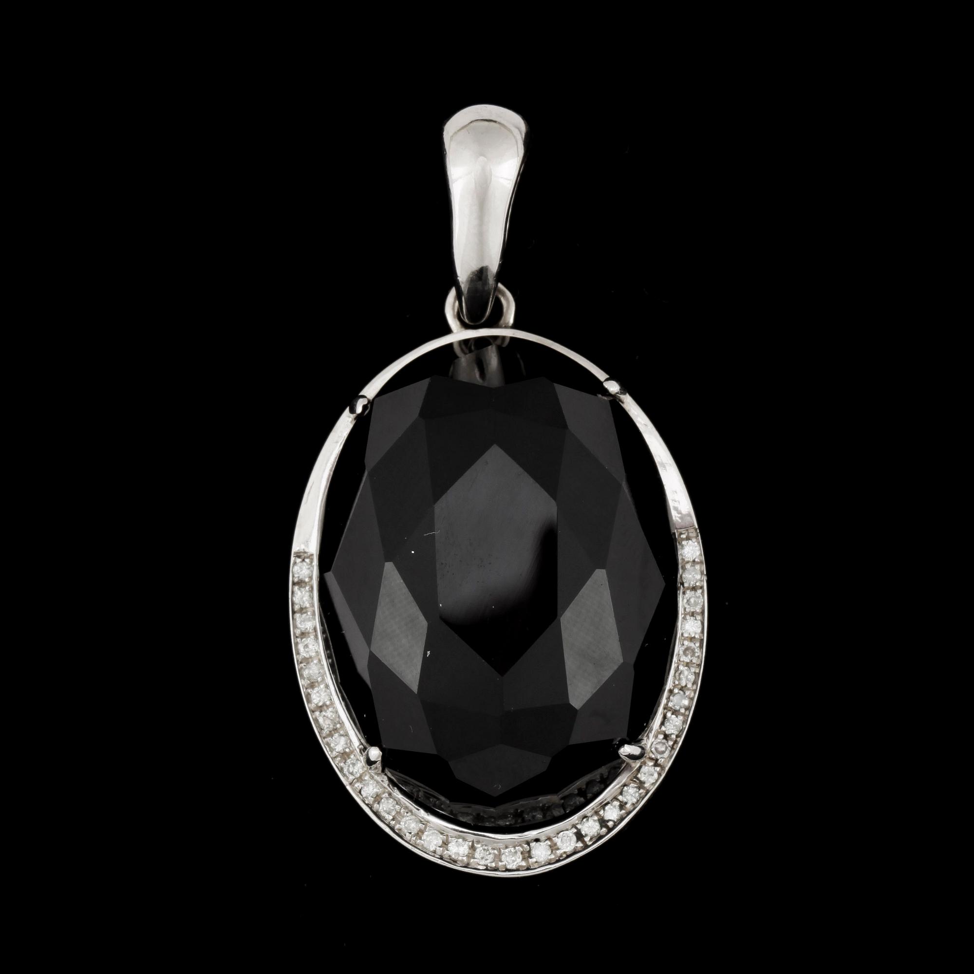HÄNGE, 14k vitguld, fasettslipad opak svart sten, samt briljantslipade diamanter tot ca0,30ct. 2000-tal. Vikt 16g.