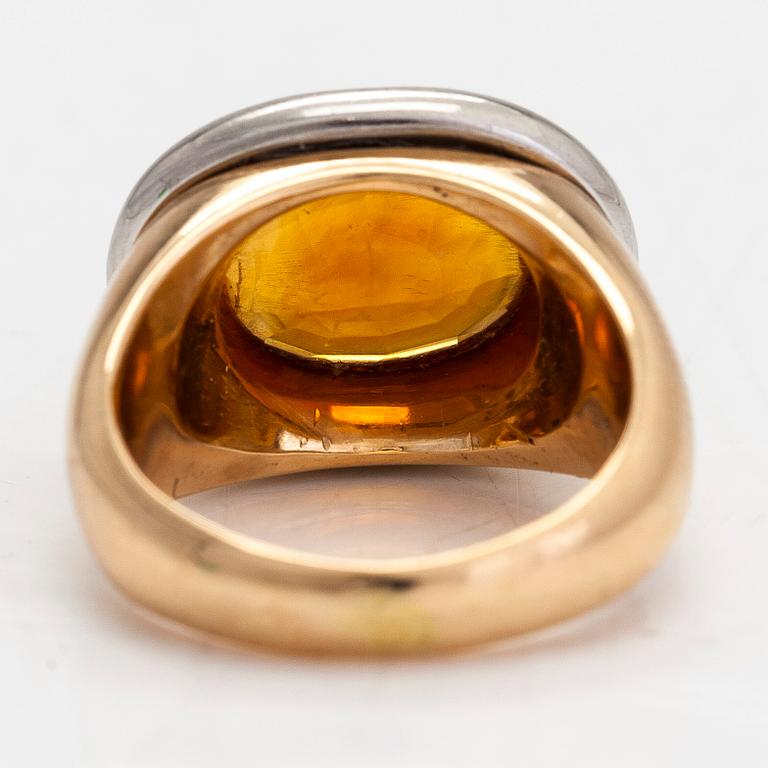 An 18K gold/platinum ring, with an oval-cut citrine.