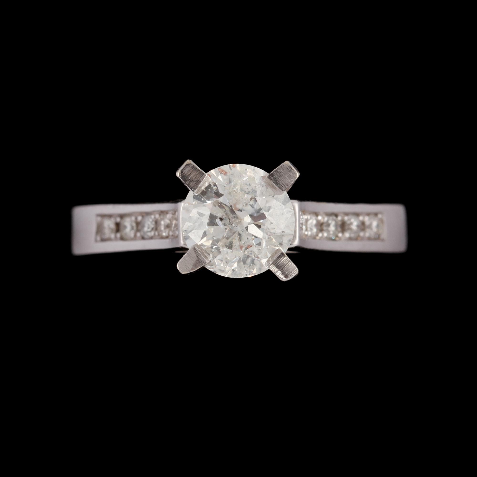 RING, 14k vitguld med 11 briljantslipade diamanter, tot ca 0.90 ct. Vikt 4 g.