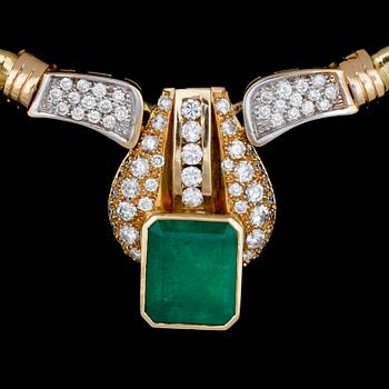 COLLIER, 18k guld med smaragd ca6,40ct o briljanter tot ca1,23ct. USA, 1900-talets slut. Vikt 43,6g.