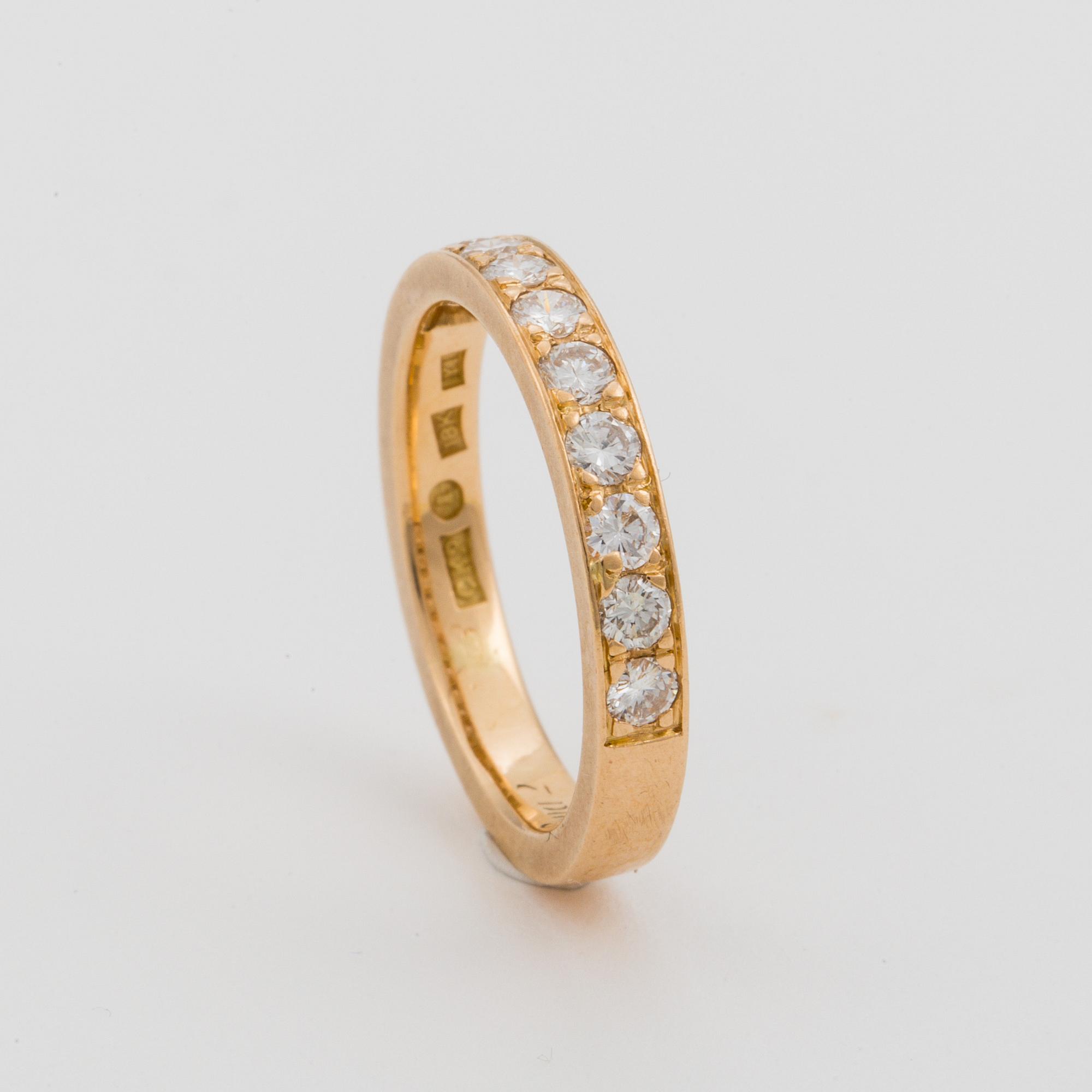 HALVALLIANSRING med briljantslipade diamanter.