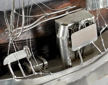 URBAN STRÖM, halvmodell, 2 st, signerade samt daterade -78 resp -76.