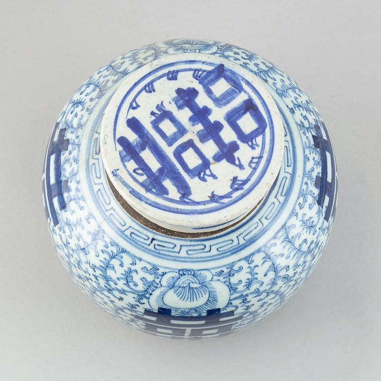 A blue and white jar with cover, Qingdynasty, 19th Century.