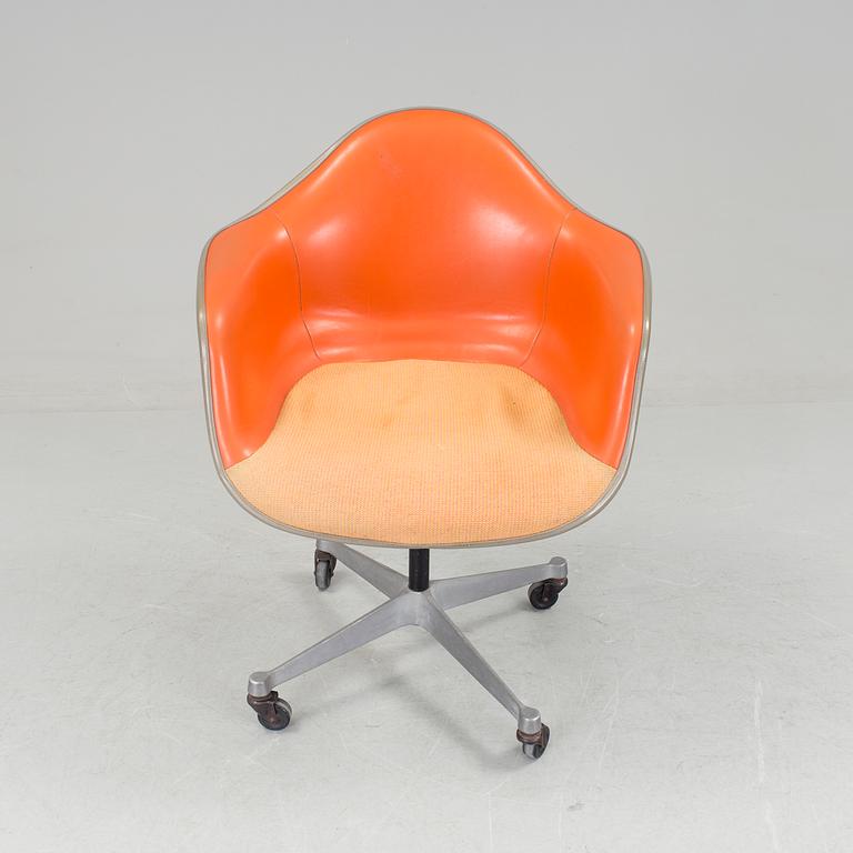 A CHARLES & RAY EAMES SWIWEL CHAIR FOR HERMAN MILLER, 1973.
