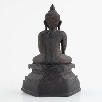 A Burmese bronze figure of a buddha, 17th century.