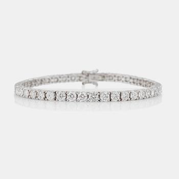 1138. A diamond bracelet, 7.73 ct according to engraving. Circa I-J/SI.