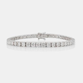 1138. A diamond bracelet, 7.73 ct according to engraving. Circa I-J/SI.