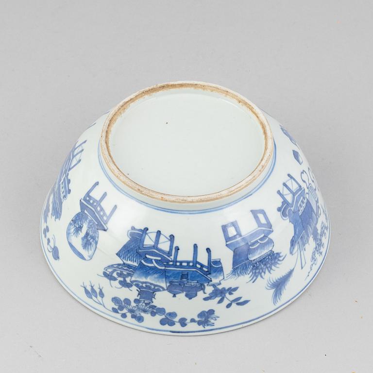 A porcelain punch bowl, China, 19th century.