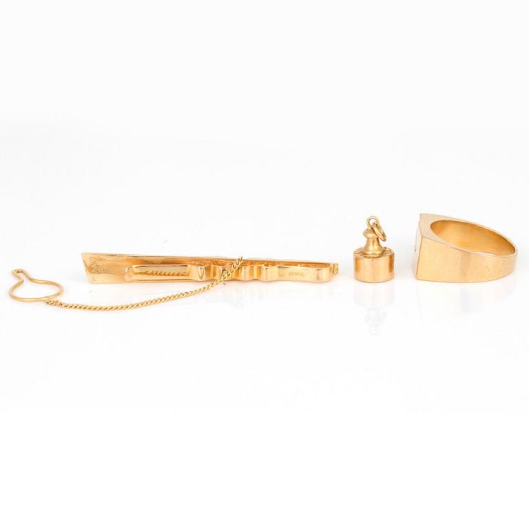 RING, SLIPSKLÄMMA, samt BERLOCK, 18K guld.