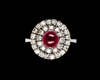 831. RING, cabochon cut ruby and brilliant cut diamond, tot. app. 0.85 cts.