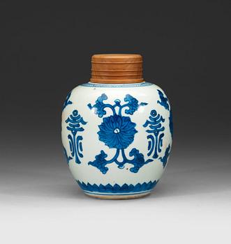 4. A blue and white jar, Qing dynasty Kangxi (1662-1722).