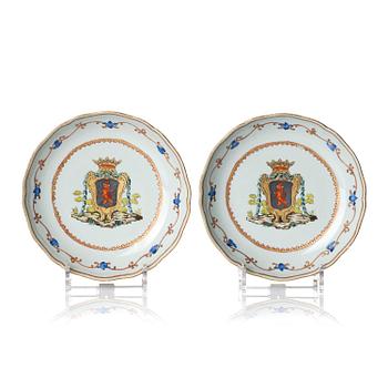 1029A. A pair of armorial dishes, Qing dynasty, Qianlong (1736-95), ca 1755.