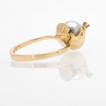 18K gold ring with a cultured pearl and a diamond.