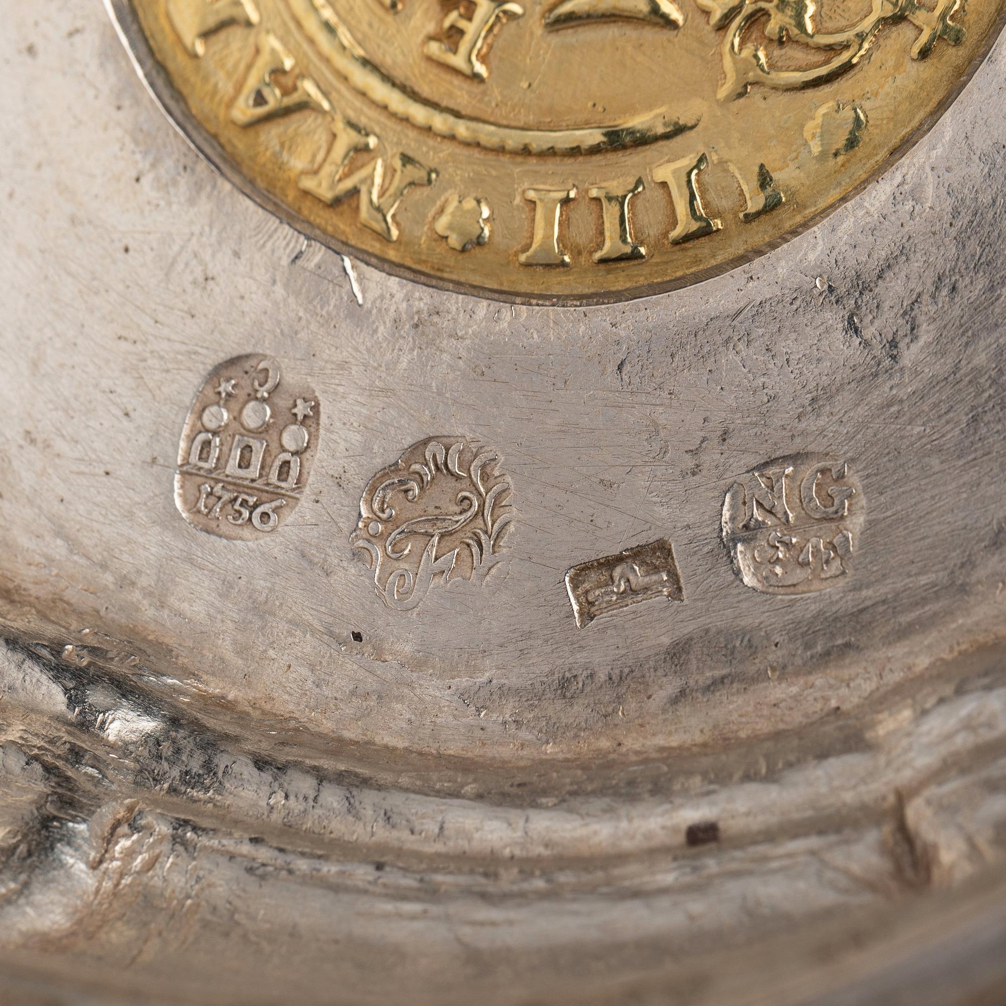 Kanna med lock, famille rose, med silvermontering av Nils Gram d ä, Köpenhamn 1756.