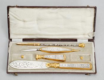 SKRIVSET, 4 delar, delvis förgyllt stål, sekelskiftet 1900.