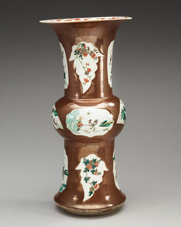 VAS, porslin. Qing dynastin, 1800-tal.