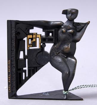 SKULPTUR, brons. "Från konstfackskolan" instiftad 1957.