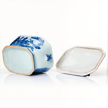 A blue and white tureen with cover, Qing dynasty, Qianlong (1736-95).