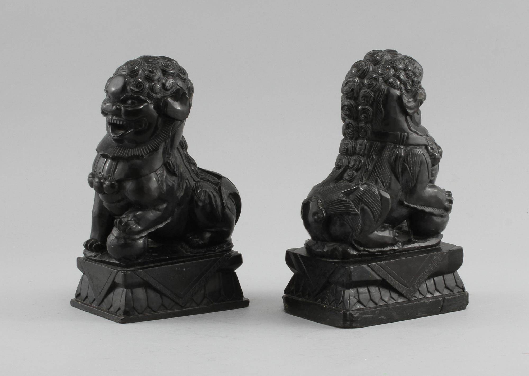 FIGURINER, ett par, sten, 1900-talets andra hälft.