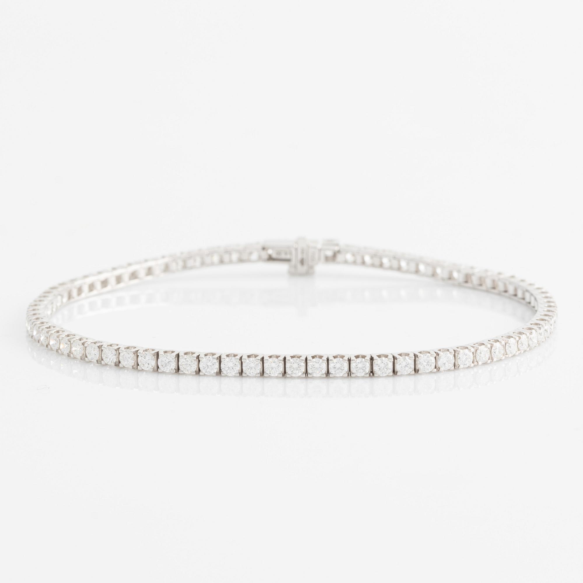 Tennis bracelet with brilliant-cut diamonds.