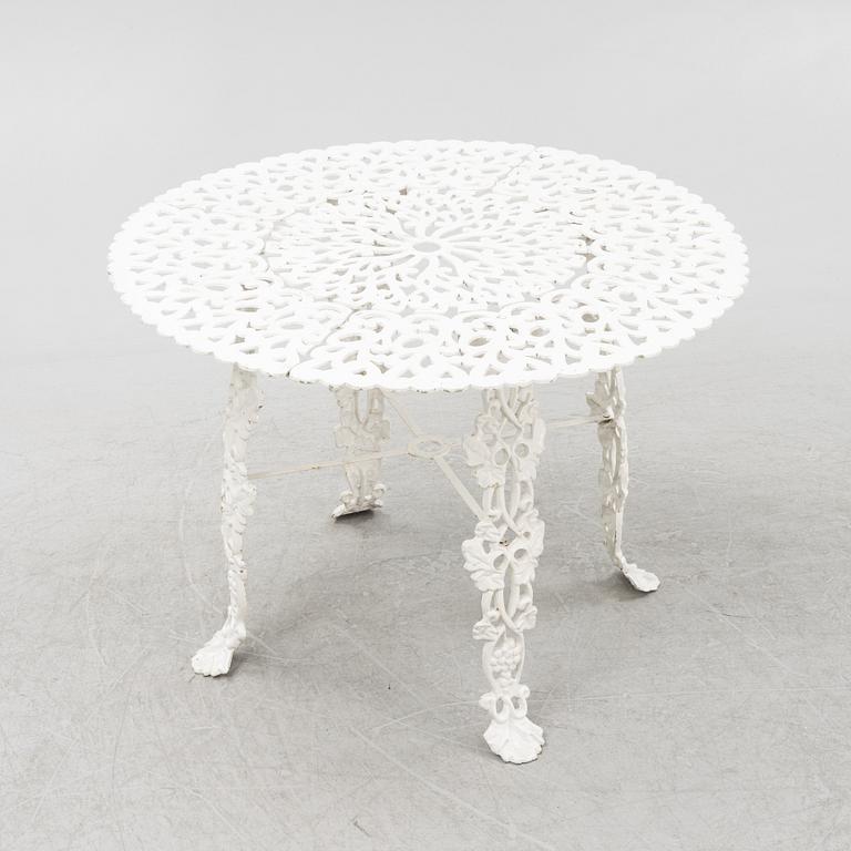 A painted cast aluminum garden table, second part of the 20th Century.